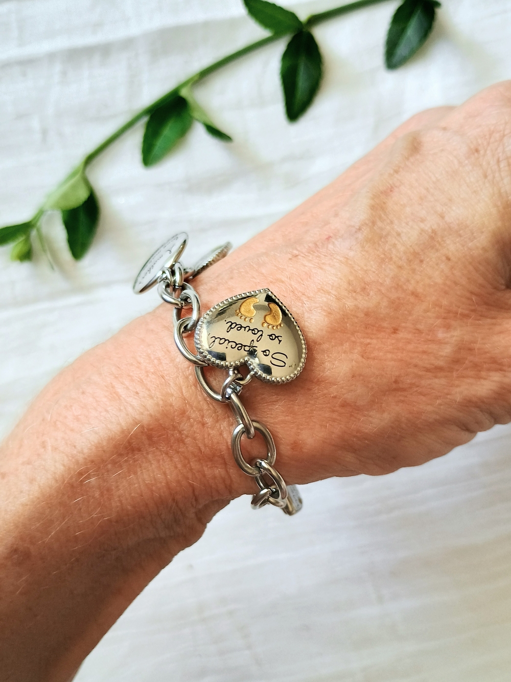 💙 PREPPY CORE 💙 Stainless Steel Family Themed Charm Bracelet by Hallmark, Mom